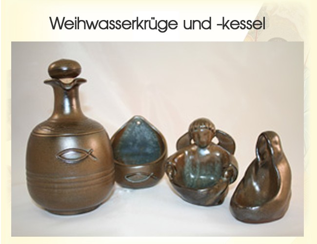 In unserer Werkstatt fertigen wir handgetöpferte
Weihwasserkrüge und - kessel. Die hochwertigen Produkte zeichnen sich durch liebevolle Details und ausgesuchte Formen und Glasuren aus. Außerdem finden Sie verschiedenste keramische Figuren wie z.B. einen Weihwasserengel und eine Rosenkranzmadonna.